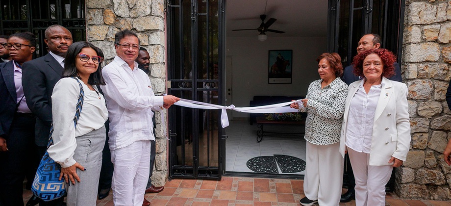 ‘Los invito a que tomemos una decisión, no dejarnos esclavizar jamás’: presidente Gustavo Petro junto a la Canciller (e) Rosa Yolanda Villavicencio Mapy en inauguración de Embajada de Colombia en Puerto Príncipe