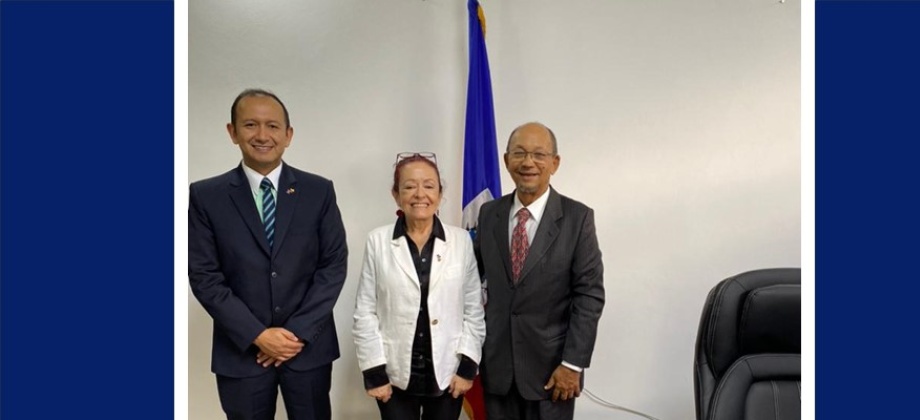 Reunión entre funcioanrios de la misión de Colombia en Haití y el recién posesionado Presidente Leslie Voltarie